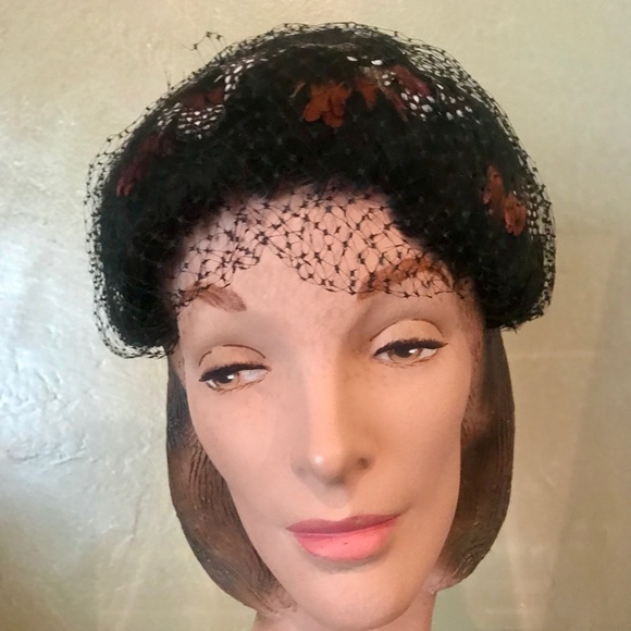 FABULOUS 1950s' BLACK/RUST/WHITE DOTTED FEATHER COCKTAIL HAT WITH BLACK VEIL - Picture 9 of 10